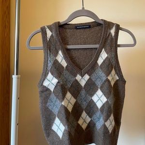 Peyton Sweater Vest
Brown, white, and gray argyle sweater vest